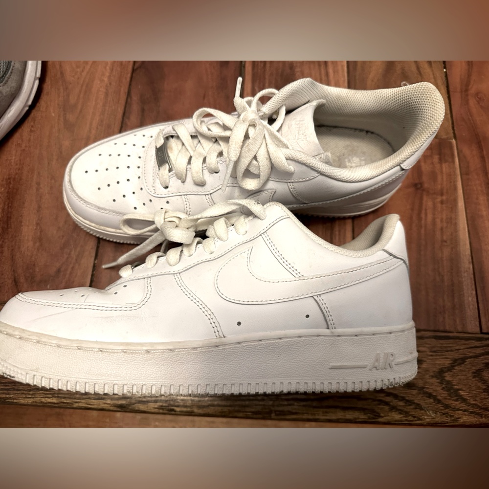 Uses condition mens Air Force ones.